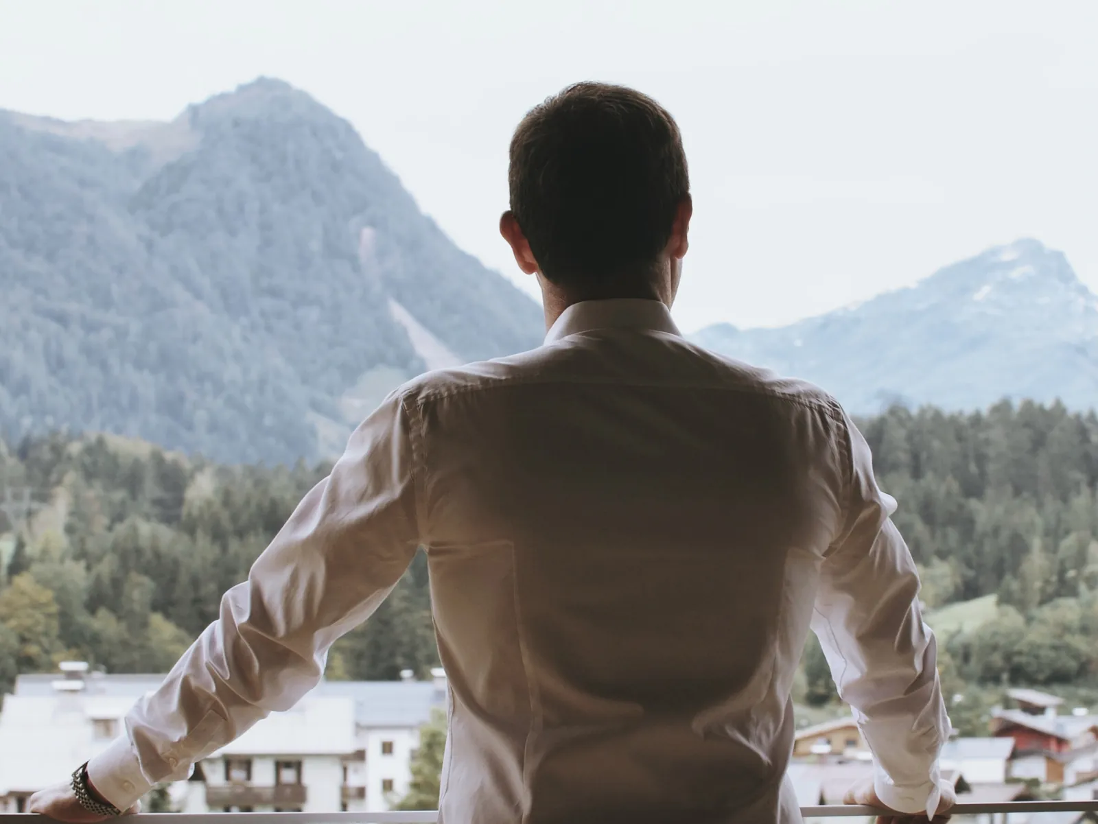 Marco Wirth mit Blick auf die Berge