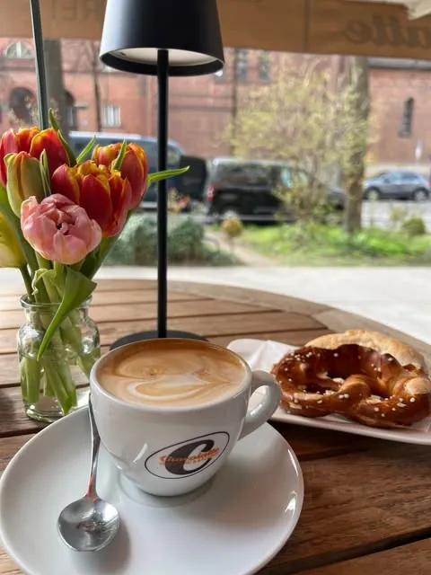 Kaffee und Breze im Café