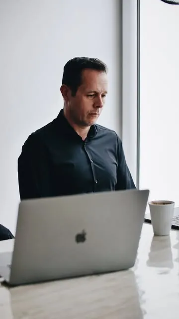 Marco Wirth am Laptop